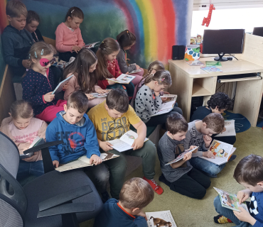 Prvňáci v knihovně