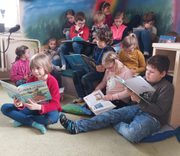 Prvňáci v knihovně