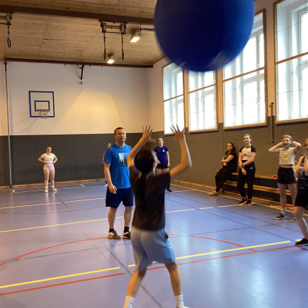 Kin Ball v hodinách TV